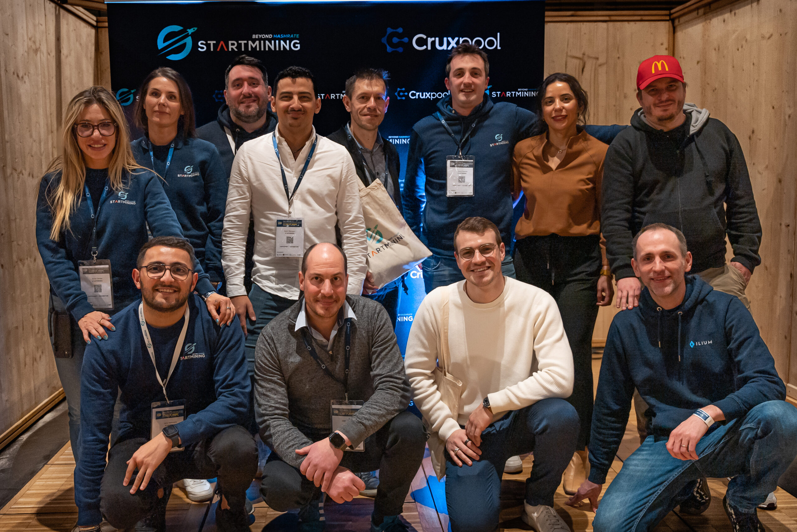L’équipe StartMining en compagnie d’Owen Simonin, CEO de Meria, et d’autres entrepreneurs du Web3 lors d’un événement dédié à la blockchain et au mining.