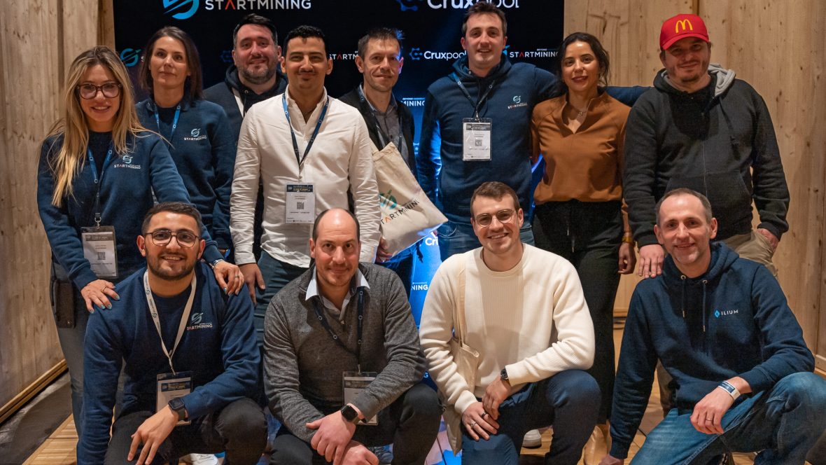 L’équipe StartMining en compagnie d’Owen Simonin, CEO de Meria, et d’autres entrepreneurs du Web3 lors d’un événement dédié à la blockchain et au mining.